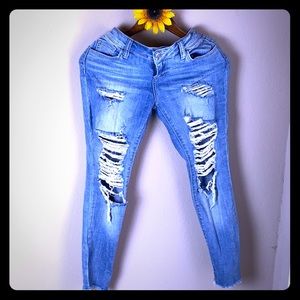 Shredded ankle jeans